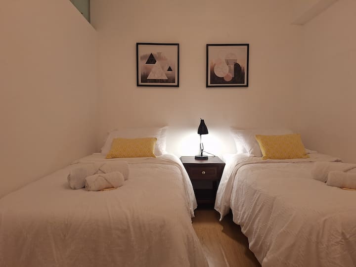 Საძინებელი 2 ერთადგილიანი საწოლით, შესაძლებელია ორადგილიან საწოლზე გადაცვლა 