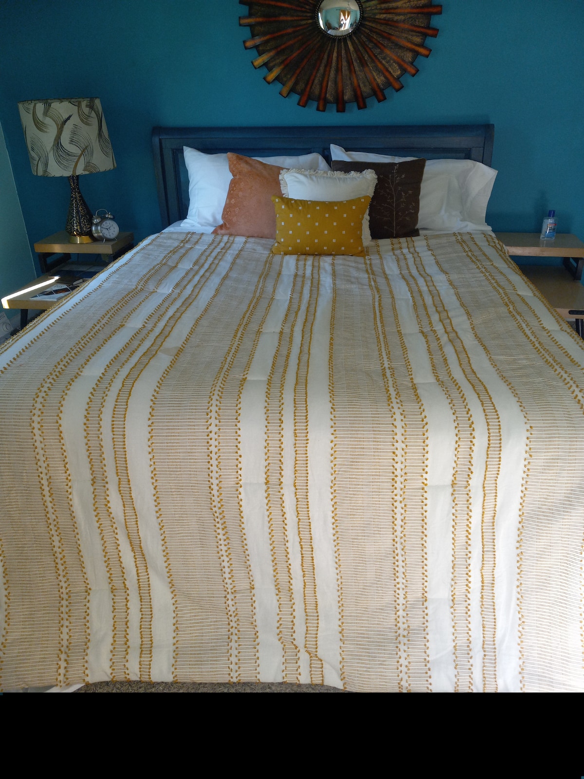 това е леглото, на което ще наблюдавате капаците на очите си през нощта. За хора с алергии имам хипоалергенни завивки на леглото и възглавниците. Всичко винаги се пере  и изсушава между гостите. 