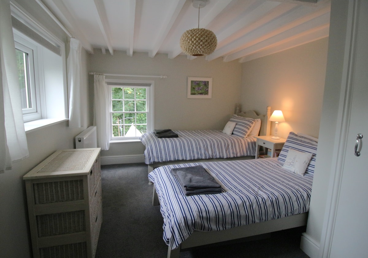 Bedroom 3 is always made up as 2 standard single beds (90x190cm). It has windows in two directions and faces the rear garden, with views over a peaceful meadow. There is a built-in wardrobe to hang your clothes, as well as a chest of drawers. 