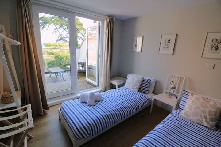 Bedroom 2 benefits from glass doors to the sea-view balcony, and can be made up with either two 80x200cm singles as shown here (the default), or as one King-sized (160x200cm) bed. As the beds are also stackable to form a daybed, they are quite low. 