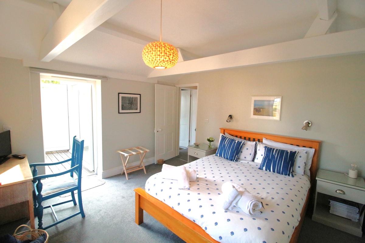 Master bedroom (King-sized bed, 180x200cm) has sea glimpses and a glass door to the south-facing balcony. There is also a travel cot which can be set up upon request (please bring your own cot linen). 