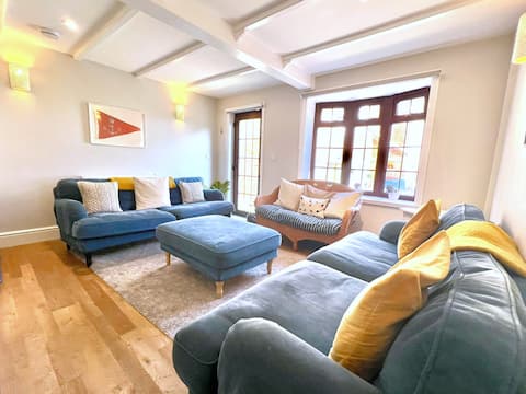 Popular Airbnb listing: Peaceful 3BR coastal cottage – balcony & sea views in Freshwater