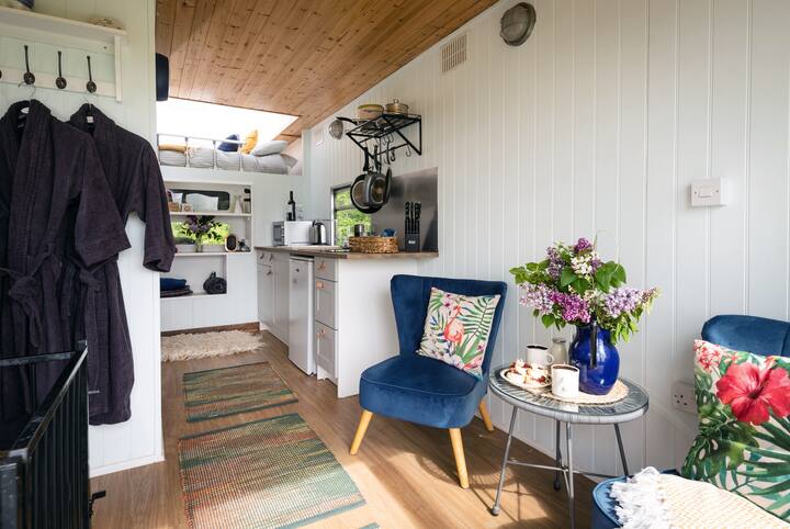 Super Cool And Fun Lorry Conversion & Hot Tub - Port Isaac