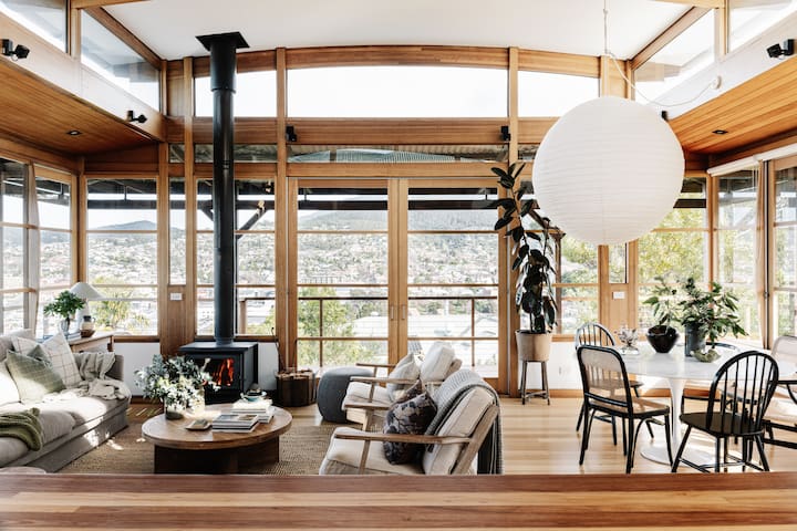 Seaview ~ A beautiful hideaway in central Hobart.