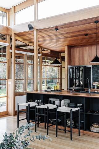 Seaview ~ A beautiful hideaway in central Hobart. gallery image 3