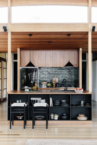 Seaview ~ A beautiful hideaway in central Hobart. gallery image 2