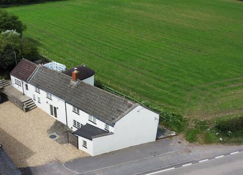 Wisteria View & Log Cabin with hot tub