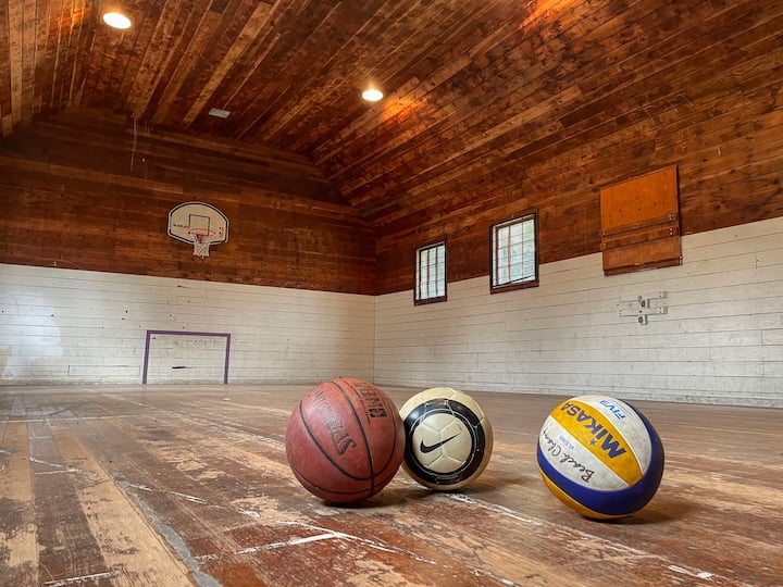 1910 Schoolhouse W/ Private Gymnasium + Swing Set - Dallas, OR