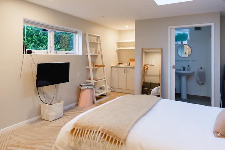 Adorable Studio 1-bedroom Guest House - Auckland