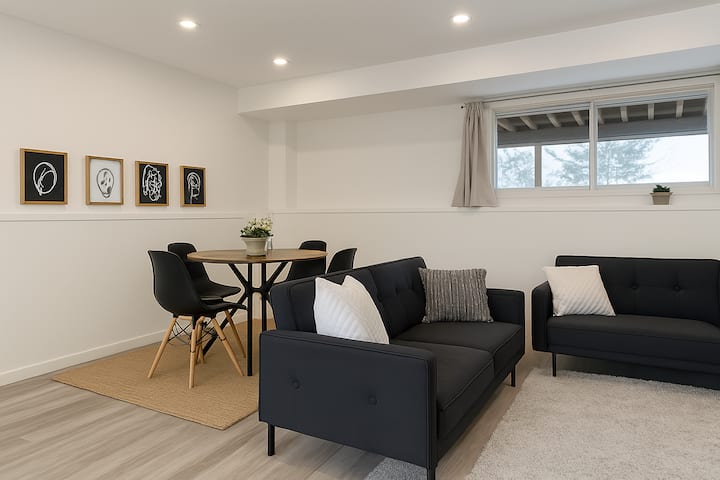 Suita e nivelit më të ulët e ndriçuar nga dielli ndërthur rehatinë dhe stilin me dekorin e saj të butë neutral dhe sharmin minimalist. Planimetria e hapur të fton të bisedosh lehtë, pavarësisht nëse je mbledhur rreth tavolinës së ngrënies për një vakt apo për t 'u çlodhur në zonën e ndenjjes.