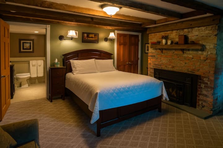 Fox & Bear Lodge | Main Floor Queen | Room #1 - New Jersey