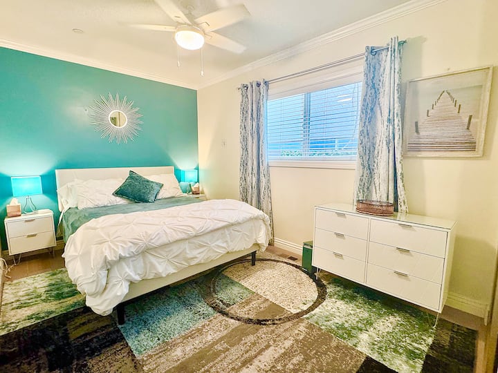 Camera da letto n. 2 Jr Master con bagno completo, cabina doccia, persiane e tende oscuranti. Materasso nuovo a due piazze e struttura. Quattro cuscini in piuma, lenzuola di cotone, una coperta e un piumone. Armadio a grandezza naturale con mini asse da stiro/ferro da stiro. 