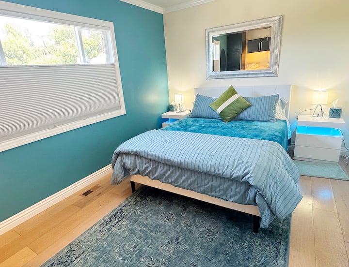 Camera da letto#3- Letto matrimoniale con materasso nuovo di zecca e spazio di lavoro. Armadio. Tende oscuranti. Luci a LED e porte di ricarica sui comodini