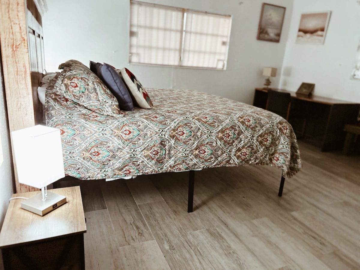 Glavna spavaća soba s uredskim stolom.