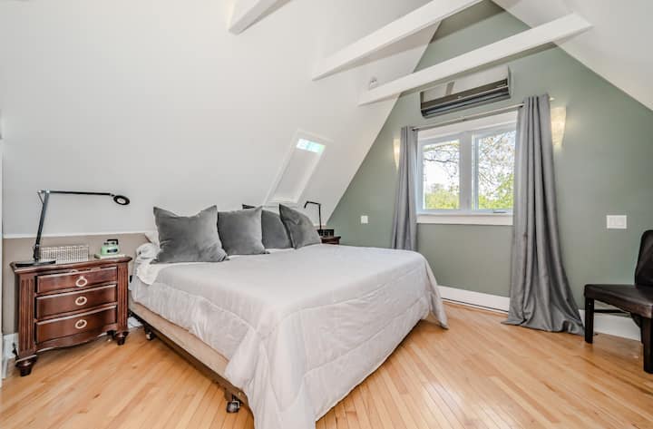 غرفة نوم علوية كبيرة للاسترخاء مع سرير رغوة ذاكرة بحجم كبير وتلفزيون 60بوصة. إطلالات بانورامية على البحيرة من منطقة المكتب.