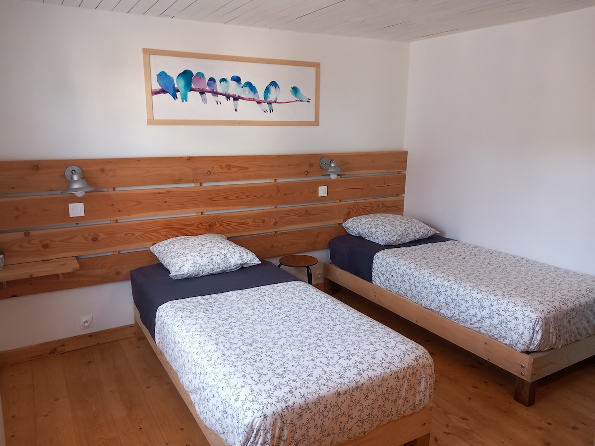 חדר אורן בקומת הקרקע.  2 x 90 x 200 מיטות. 
אפשר להביא אותם יחד.