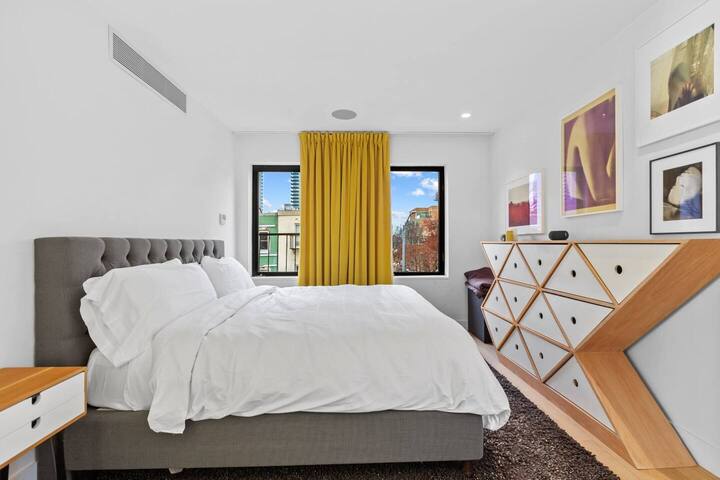 Award-winning Spacious Townhouse in Williamsburg gallery image 3