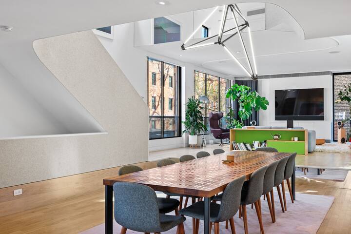 Award-winning Spacious Townhouse in Williamsburg gallery image 2