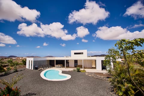 Neonauta 23 - solar heated pool-volcano views