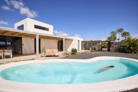 Neonauta 23 - solar heated pool-volcano views