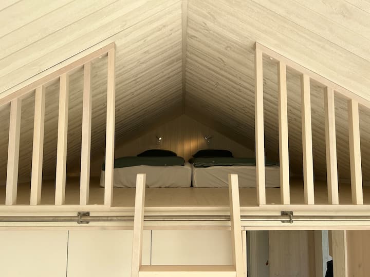 Podkrovie je skvelé miesto pre 1 až 2 osoby. Prístup je cez rebrík v kuchyni - deti by mali byť pod dohľadom. Zvyčajne je k dispozícii jeden matrac - možno pridať ďalší matrac (zo spálne2) na spanie pre 2 osoby.