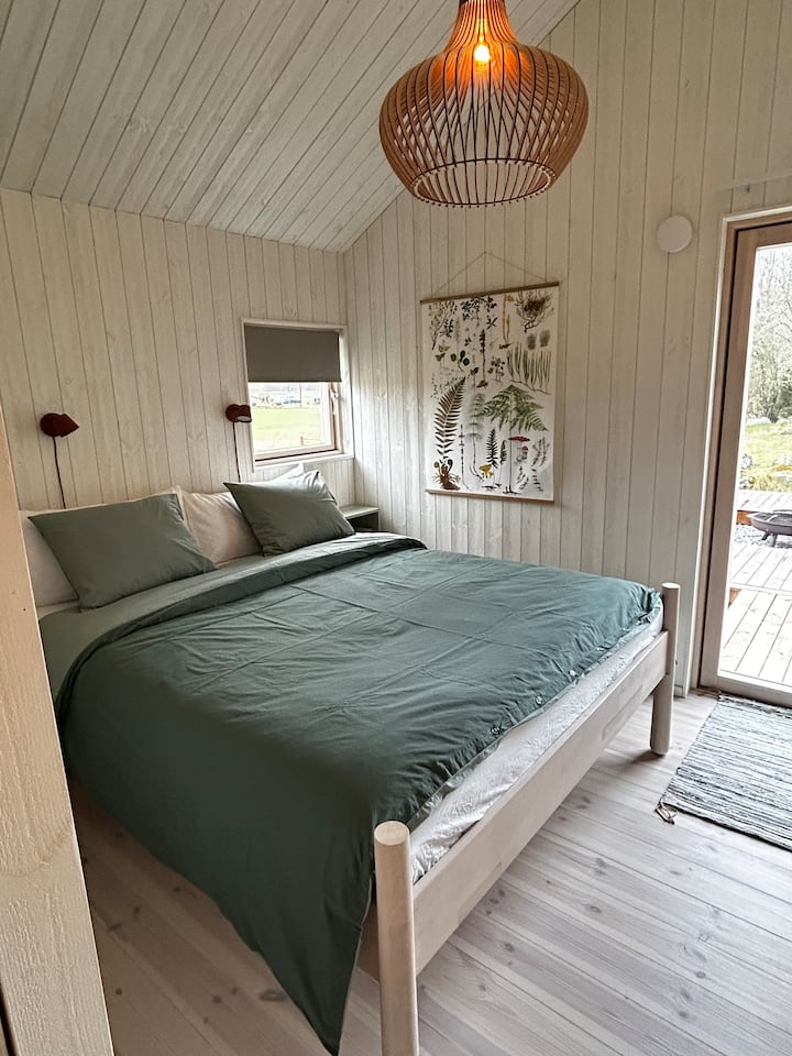 Spálňa s manželskou posteľou, príborníkom na odkladanie a vešiakom na oblečenie. Zatemňovacie závesy pre dobrý spánok. Televízor.