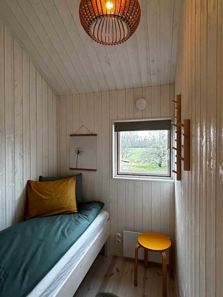 Útulná jednolôžková spálňa so zatemňovacími žalúziami. 