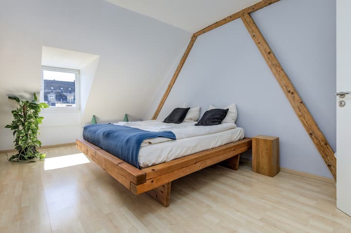 Dies ist das erste Schlafzimmer (vom Flur aus gesehen die linke Tür am Ende des Ganges). Das Fenster geht zum Süden raus.