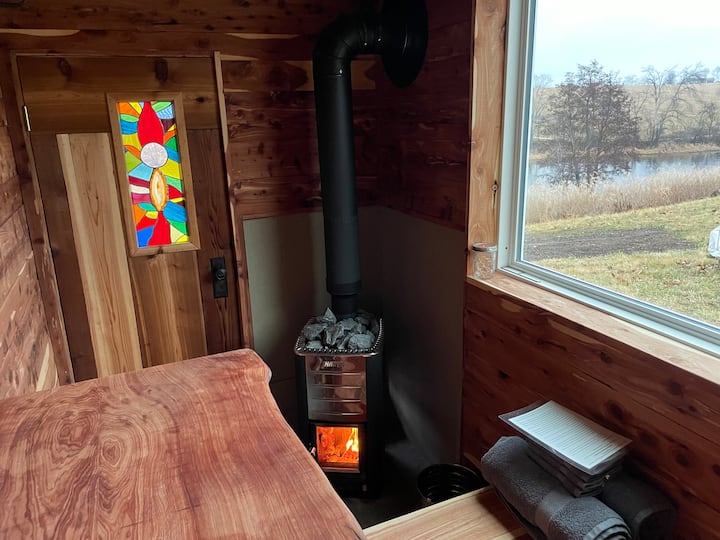 Charming Waterfront Tiny House & Sauna - Iowa