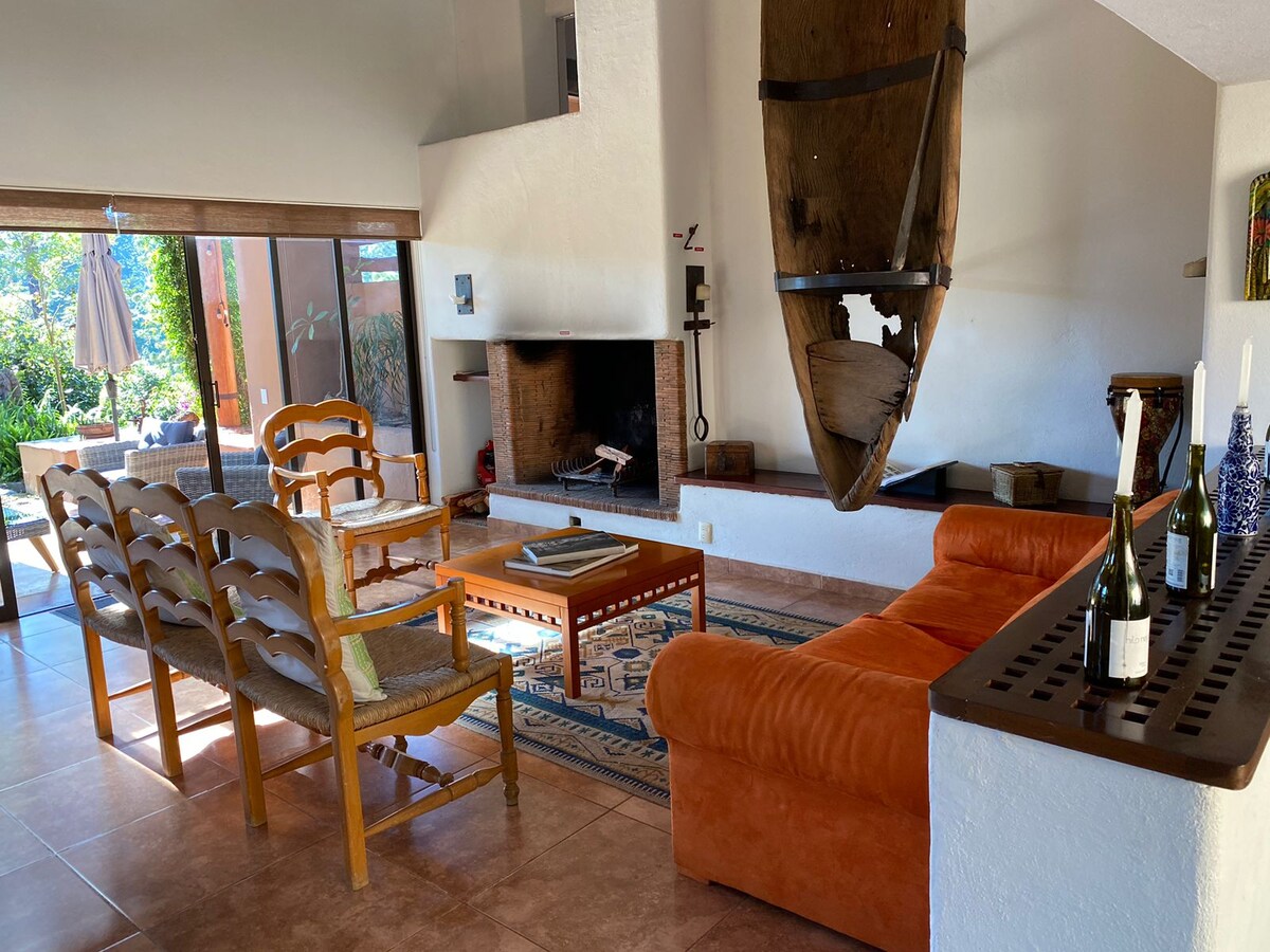Popular Airbnb listing: House + WiFi + Kitchen + TV + Laundry + Parking @ ValleDeBravo in Valle De Bravo
