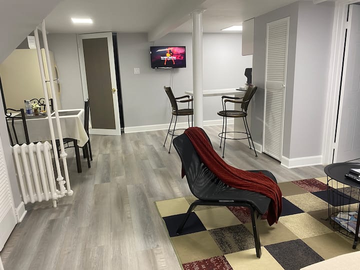 1 Bedroom Apartment, Separate Entrance & Parking - Toronto