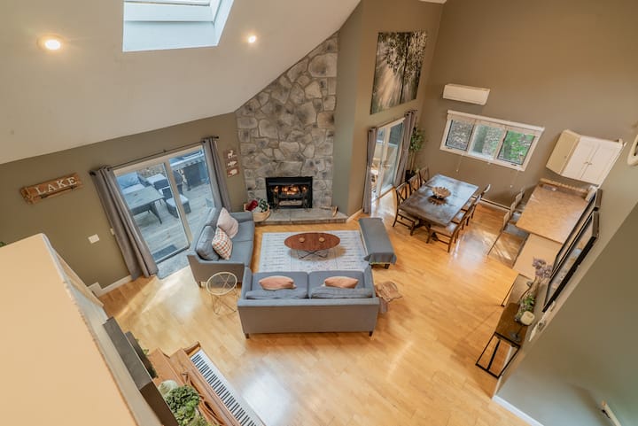 Lakefront Home W/ Hot Tub, Game Room, Deck, Boats, Fire Pit - Stroudsburg