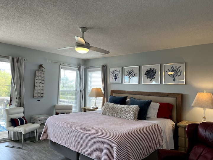 Foto #2. El dormitorio principal tamaño king en el nivel inferior tiene su propia terraza privada. 