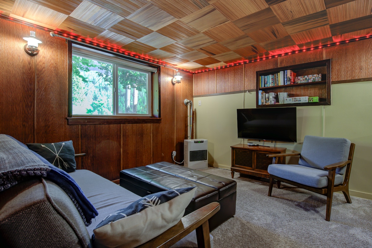 Тази кръчма на долния етаж от 40 - те години на миналия век е мястото, където всеки ще иска да бъде! Филмови вечери, аркадни игри, Nintendo Wii, мокър бар, пулове, покер, джаги и др. Разтегателният диван/диванът се сгъва в пълноразмерно легло, а в табуретката има удобно двойно легло с мемори пяна!