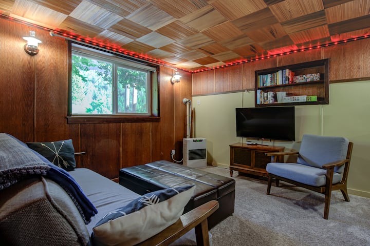 Ეს 1940-იანი წლების ეს პაბი არის ადგილი, სადაც ყველა მოისურვებს ყოფნას! Ფილმების ღამეები, არკადები, Nintendo Wii, სველი ბარი, ქვები, პოკერი, ფოსბოლი და სხვა! Გასაშლელი დივანი/ფუტონი იკეცება სრული ზომის საწოლში და კომფორტული მეხსიერების ქაფი ორადგილიანია ოსმალეთში!