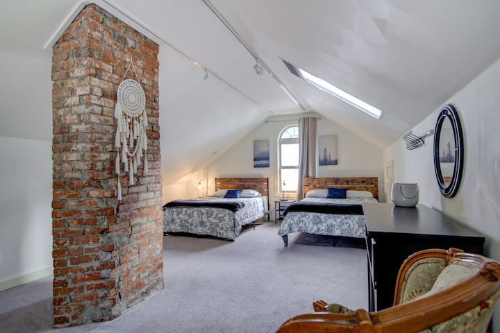 Ლოფტის საძინებელში გვერდიგვერდ დგას ორი სრული საწოლი. Ჩვენი ახალი მინი ‑ გაყოფილი ობიექტები ამ საცხოვრებელში ყველაზე ცხელ დღეებშიც კი გრილდება. Შავი ფარდები და ჟალუზები დამონტაჟდა, რომ იმდენ ხანს დაიძინოთ, რამდენიც გსურთ!