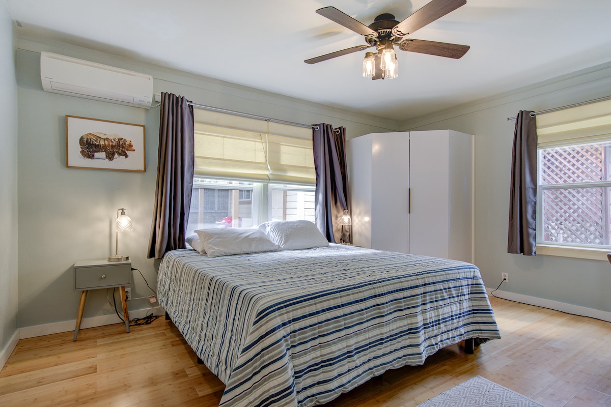 Спалнята на основния етаж има двойно легло king size, пълен гардероб и бюро за работа от разстояние. Wi - Fi в дома има скорост от 200MBS за това увеличение между приключенията ви!