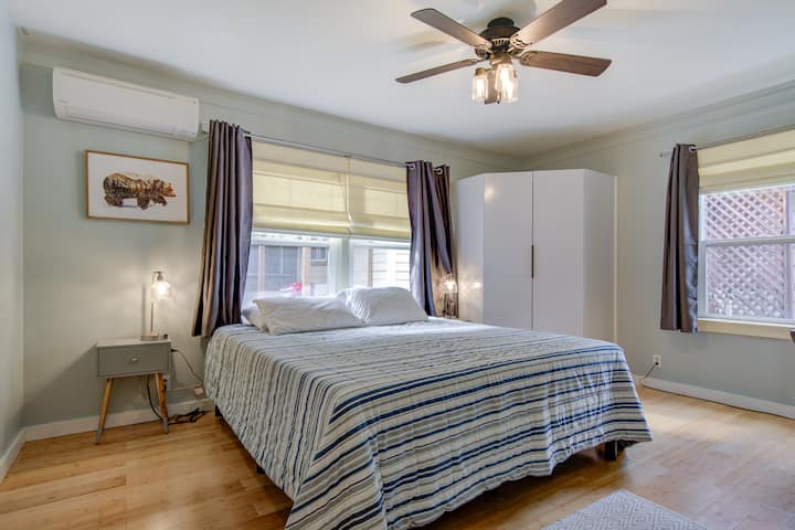 Იატაკის მთავარ საძინებელში არის დიდი ზომის საწოლი, სრული გარდერობი და სატელეკომუნიკაციო მაგიდა. Თქვენს თავგადასავლებს შორის ამ მასშტაბური ზარისთვის საცხოვრებელში Wi ‑ Fi კავშირის სიჩქარეა 200MBS.