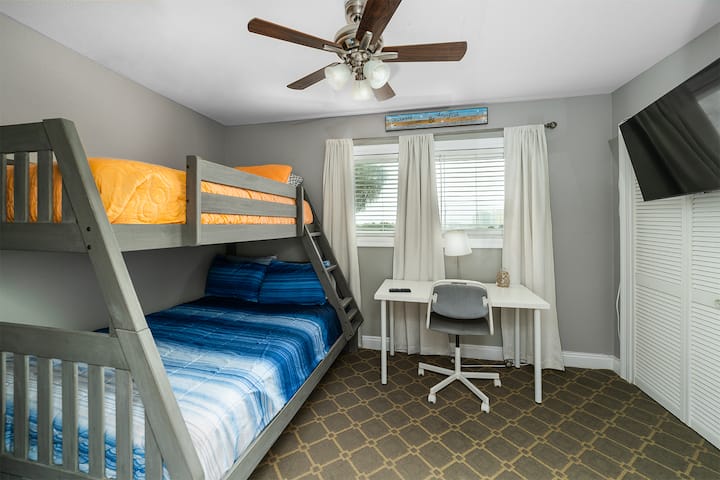 Bunk bed in bedroom 3 with a work area