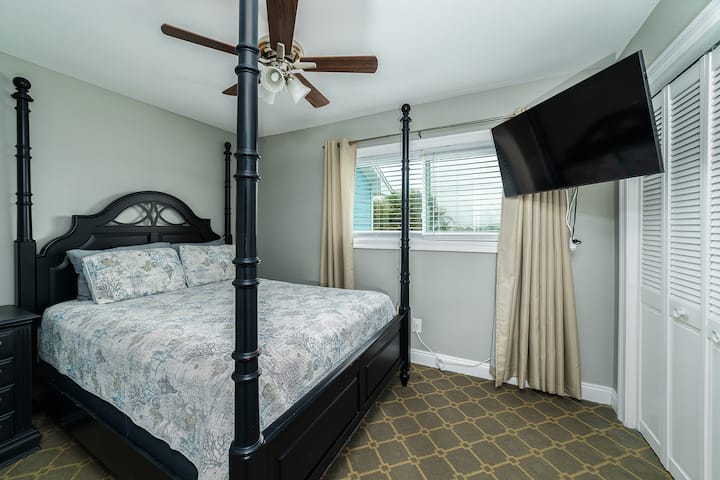 Queen bed in bedroom 2