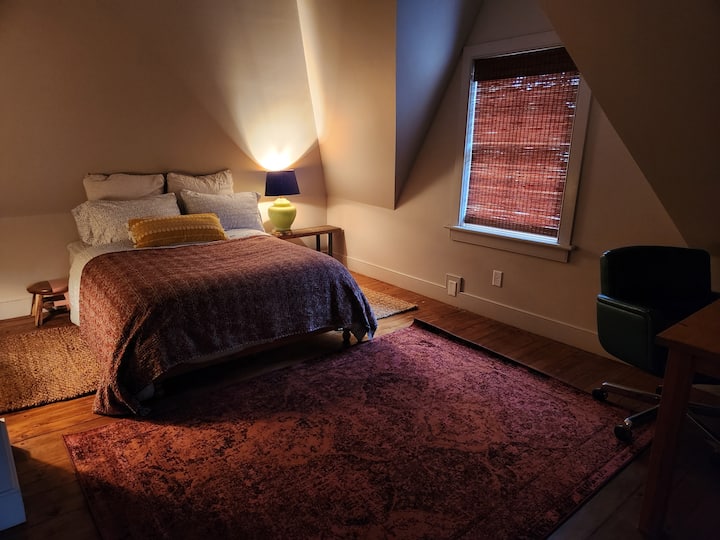 Toto je spálňa č. 1 na pôdoryse. Má veľmi pekný TVRDÝ matrac. Niektorí ľudia uprednostňujú mäkší matrac, takže ak ste jedným z nich, odporúčame spať v spálni č. 2 alebo spálni č. 4. Vždy sa na nás môžete obrátiť.