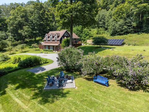 Hilltop Home on 10 acres, hot tub, firepit + solar