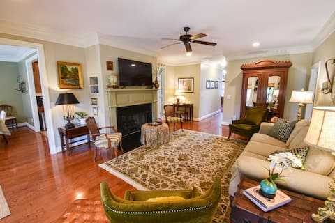 Family Gameday Retreat! Large 4BR. 3 bath plus...!