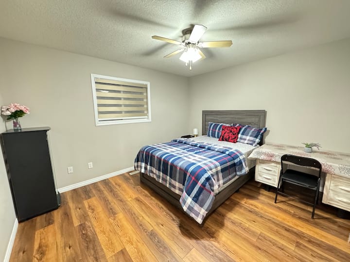 غرفة النوم الثانية - سرير بحجم كوين ومكتب عمل وكرسي.