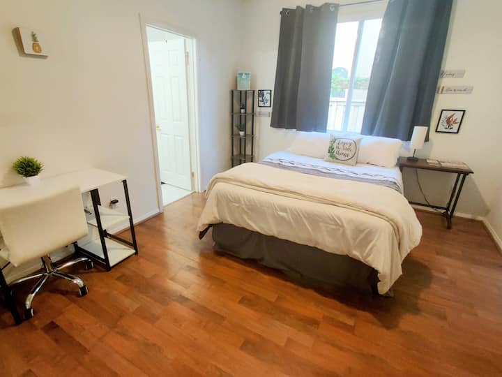 حمام كامل داخل غرفتك. مرتبة ممتازة جديدة تمامًا. مكتب عمل.