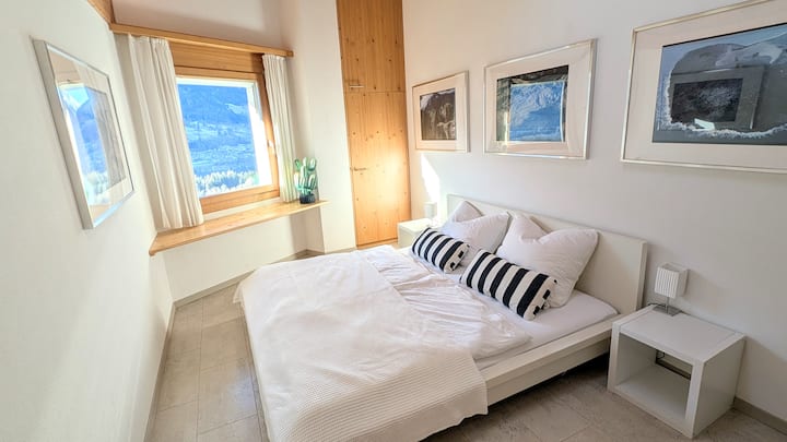 第二间卧室/双人床180x200厘米（71x79英寸），可欣赏山景，配有衣柜