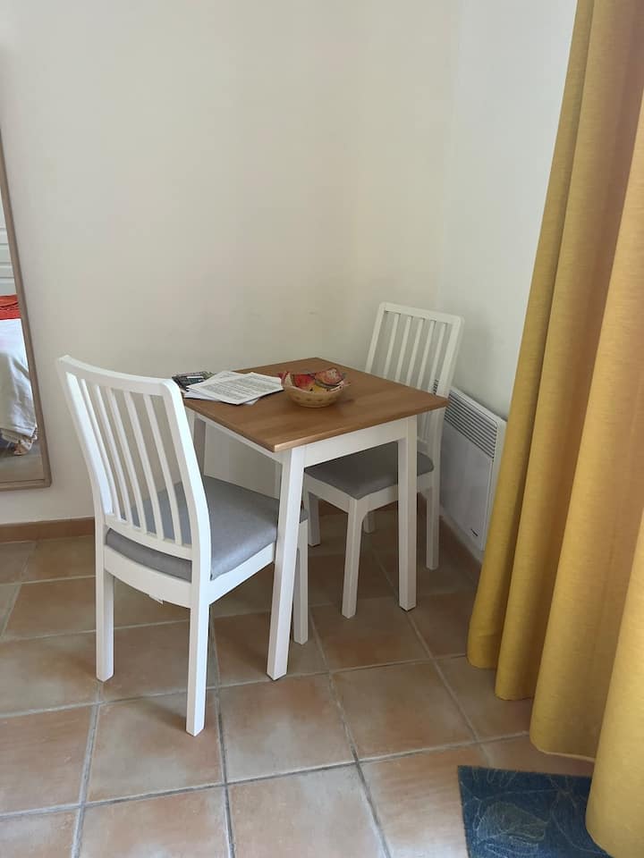 Pool-side Studio Retreat - Uzès