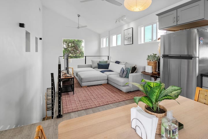 Bright And Modern 2 Bed, 2 Bath House W/parking - Orange County, CA