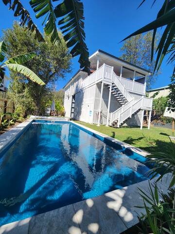Private Home with 9.5m heated pool suburbanSTAY