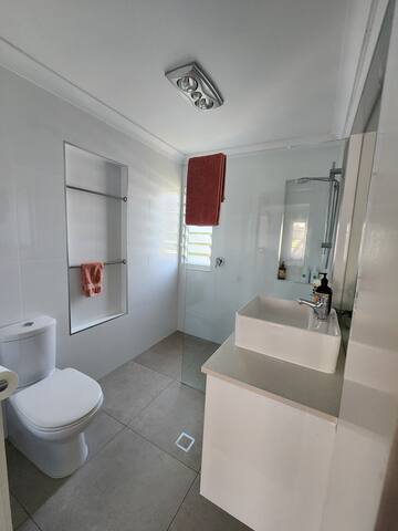 Private Home with 9.5m heated pool suburbanSTAY gallery image 4